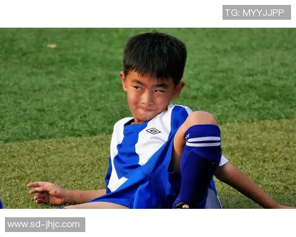 足球明星的儿子颜值爆表引发热议成为新一代小帅哥的代表