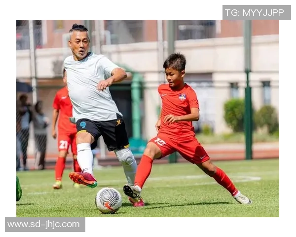 足球明星帅娃萌照大汇集揭示运动员家庭的幸福生活与亲子时光